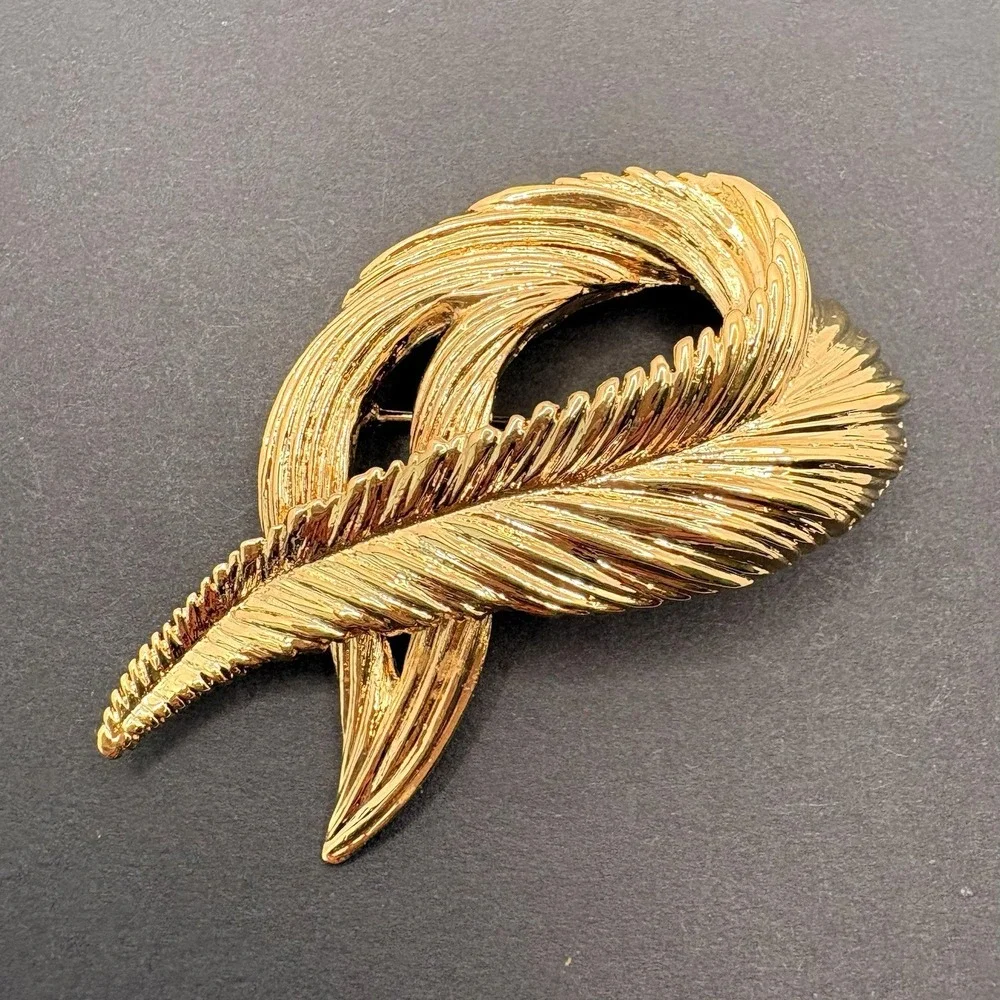 Vintage‎ Monet Feather Curled Textured Gold Tone Brooch 2.5